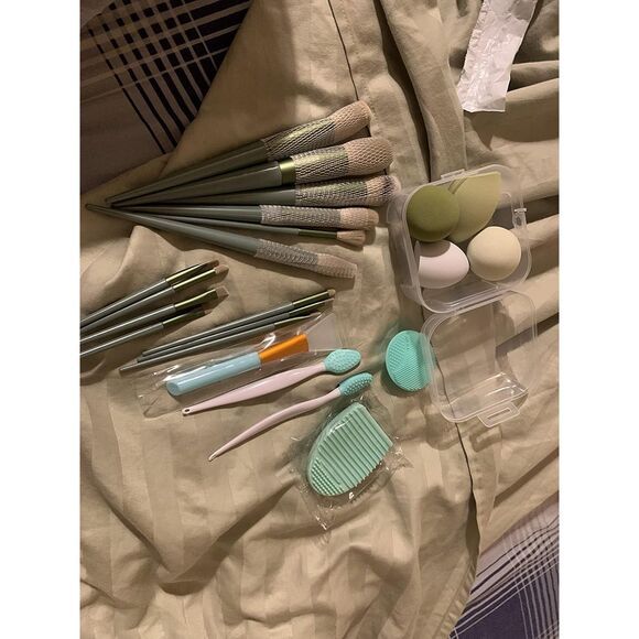 22 Pieces Green Brushes Makeup Kit Foundation Eyeshadow Large Brushes Set - Picture 1 of 5
